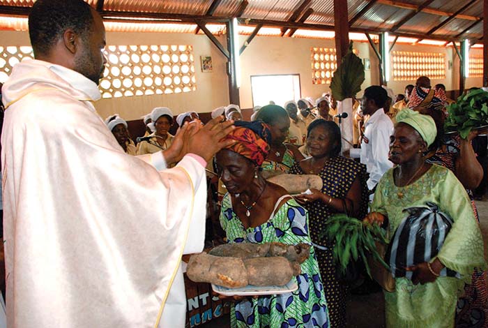 Ofertório durante missa na Igreja Católica de Santa Teresa do Menino Jesus em Yaounde, Camarões, CNS/Saabi