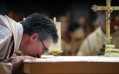 Por que o padre beija o altar antes de começar a missa?