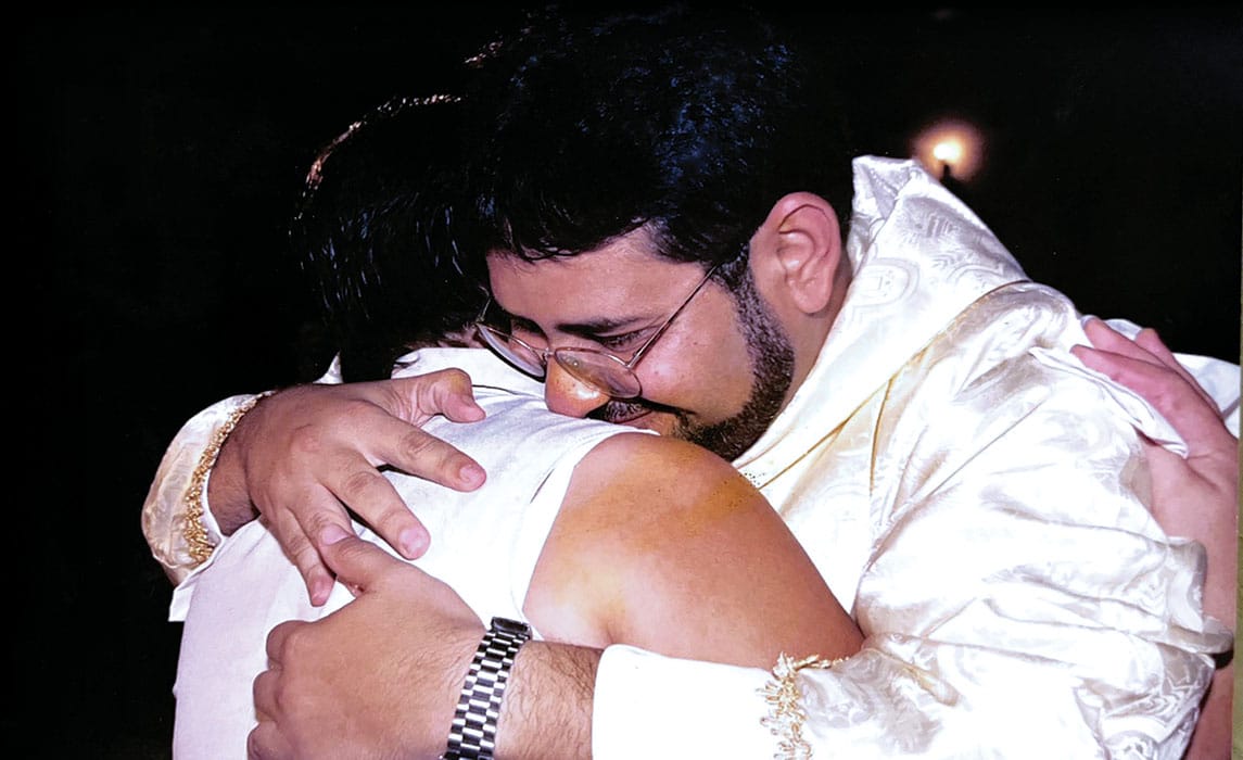 Frei Wilmar Villalba Ortiz em sua ordenação sacerdotal com<br />
sua mãe, Cleonice Maria Villalba Ortiz, arquivo MSA