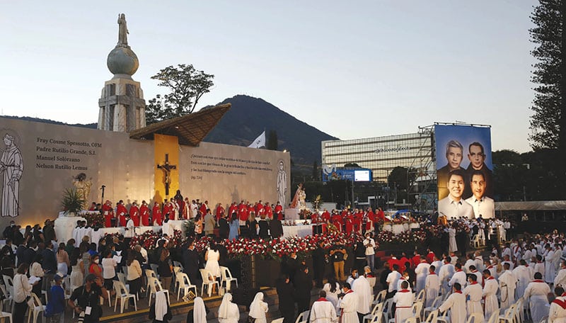 Cerimônia de beatificação em 22 de janeiro de 2022, na Plaza Las Américas, El Salvador, La Prensa Gráfica