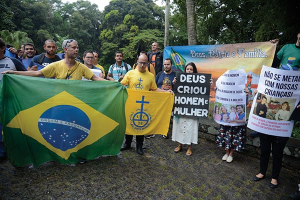 Grupos opositores à abertura da mostra Queermuseu: Cartografias da Diferença na Arte Brasileira protestam no Parque Lage, no Rio de Janeiro, Tomaz Silva / Agência Brasil