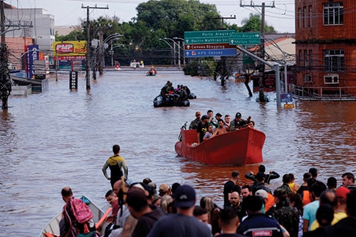 Pessoas são resgatadas após enchentes em Canoas (RS), Amanda Perobelli / Reuters
