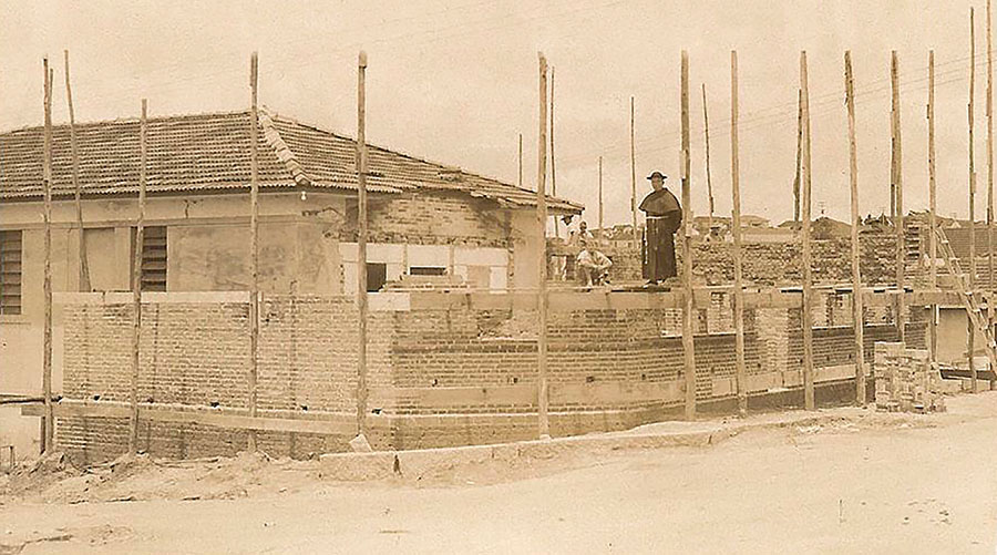 Frei Vitório na construção da primeira moradia em Santo André (SP), arquivo Província São Francisco de Assis do Brasil