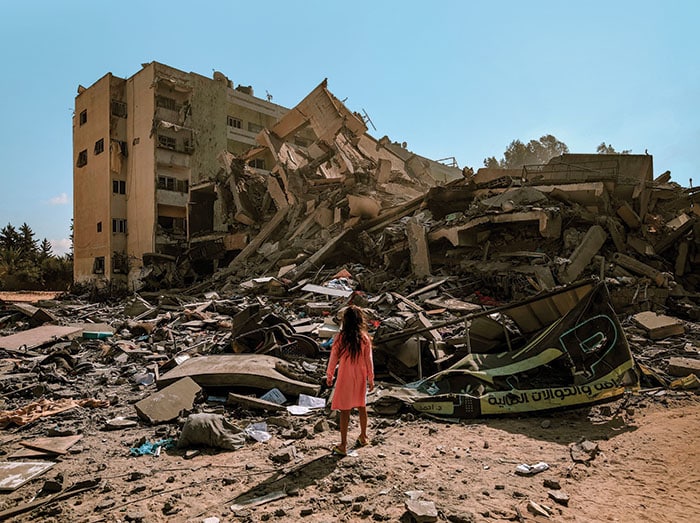 Criança entre os escombros de um edifício em Gaza, Mohammed Zaaboun / Middle East Images / AFP