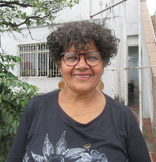 Célia Maria no portão de sua casa, Karla Maria