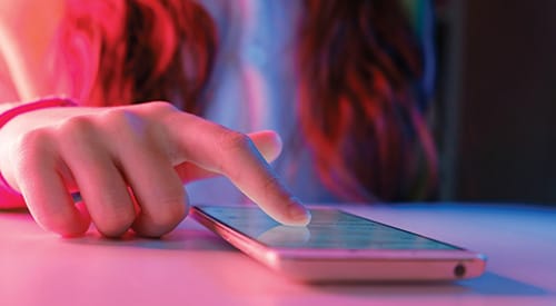 Criança usando smartphone
