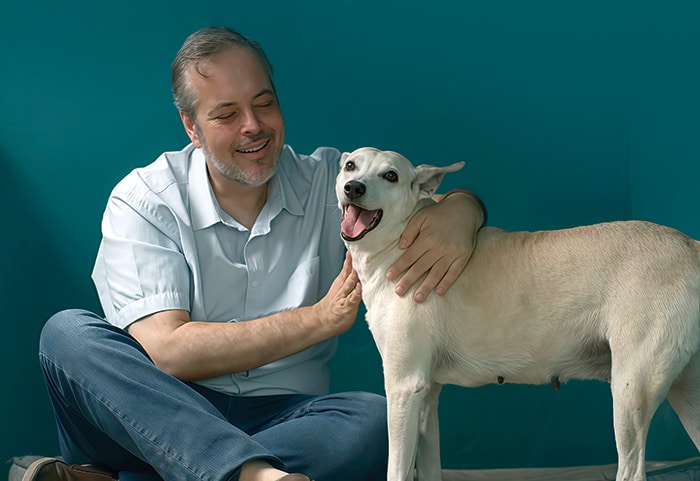 Padre João Paulo Araújo Gomes em cena da série Apenas Cães, Netflix