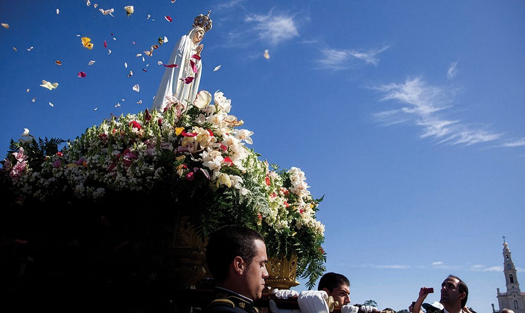 A Virgem de Fátima no céu e Jesus na terra do caminho, da verdade e da vida (cf. Jo 14,1-6).