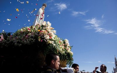A Virgem de Fátima no céu e Jesus na terra do caminho, da verdade e da vida (cf. Jo 14,1-6).